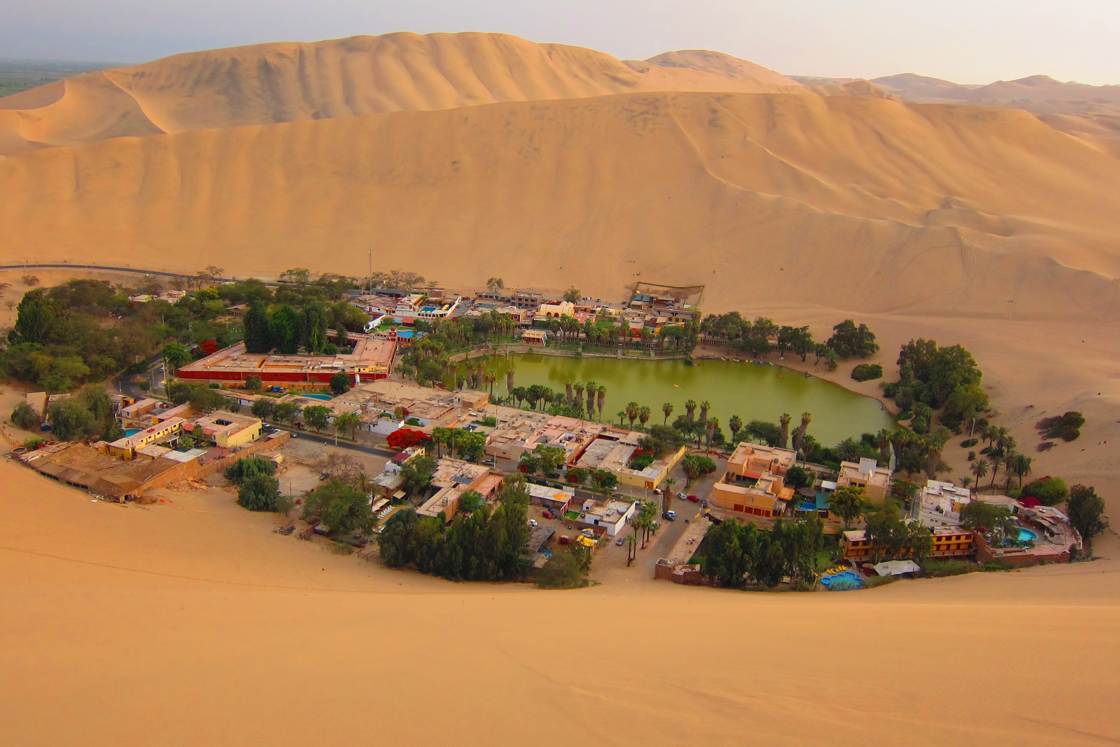 Desert town. Оазис Уакачина. Уакачина Оазис в Перу. Деревня-Оазис Уакачина. Уакачина Оазис в пустыне.