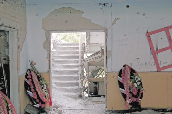 Венки в полуразрушенном здании на месте гибели сотрудников Центра специального назначения ФСБ России